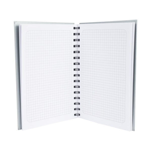 Cuaderno matemáticas tapa dura plateada.